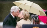 Chuyện tình 40 năm thăng trầm của vợ chồng Bill Clinton