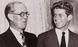 Kennedy (phải) và bố năm 1938.