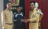 Ông Thanh phấn khởi nhận lại tài sản từ các chiến sỹ đội CSGT số 5.