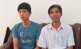 Thí sinh Nguyễn Xuân Anh Tuấn cùng cha lo lắng khi nhận được thông báo không trúng tuyển ngành Y Đa khoa, trường ĐH Y dược Huế.
