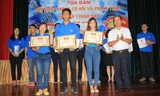 Trao giải chung cuộc cho các thí sinh xuất sắc nhất.