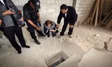 Tổng chưởng lý Arely Gomez xem xét lối vào đường hầm nối với nhà tù Altiplano đã giúp “El Chapo” vượt ngục thành công. Ảnh: Getty.