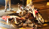 Hai chiếc xe máy hư hỏng nặng.