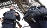 Cảnh sát Pháp canh gác ở tháp Eiffel sau vụ khủng bố ở Paris. Ảnh: Reuters.
