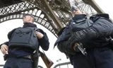Cảnh sát Pháp canh gác ở tháp Eiffel sau vụ khủng bố ở Paris. Ảnh: Reuters.