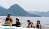 Brad Pitt và Angelina Jolie (phải) cười rạng rỡ ở Hạ Long hôm 20/12. Ảnh: Indochina Sails.