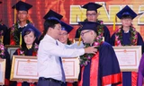 Anh Lê Quốc Phong, Bí thư TƯ Đoàn, Chủ tịch Hội Sinh viên Việt Nam trao hoa vinh danh các Thủ khoa.