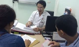 Bác sĩ Nguyễn Khắc Lợi tư vấn cho bệnh nhân. Ảnh: Lê Nga.