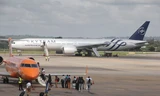Máy bay Boeing 777 của Air France hạ cánh khẩn cấp ở sân bay của thành phố Mombasa (Kenya) sau khi phát hiện vật thể nghi là bom hôm 20/12. Ảnh: EPA.