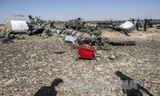 Mảnh vỡ máy bay A321 tại hiện trường vụ rơi ở Wadi el-Zolmat, Ai Cập. Ảnh: AFP/TTXVN.