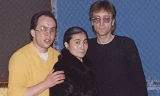 DJ Andy Peebles (trái) cùng vợ chồng John Lennon tại phòng thu Hit Factory ngày 6/12/1980.
