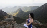 Thiếu nữ xinh đẹp luyện yoga trên đỉnh núi 'hút hồn' dân mạng