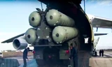 Hệ thống S-400 được máy bay vận tải An-124 của Nga chuyển tới căn cứ không quân Hemeimeem, Latakia. Ảnh: AP.