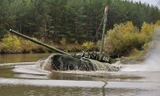 Cận cảnh xe tăng T-72 Nga vượt sông…như tàu ngầm