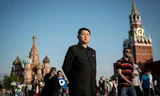 Người đóng giả ông Kim Jong-un lấy tên là Howard tại Quảng trường Đỏ, Nga. Ảnh: Facebook.