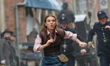 Phim hay Netflix: Millie Bobby Brown quậy "hết nấc" trong trailer "Thám tử Enola Holmes" mùa 2
