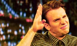 "Đội trưởng Mỹ" Chris Evans bị khui lại ảnh "cúi lạy trước... đầu heo" từ 10 năm trước