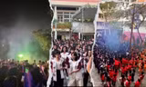 Tò Te Tí "xâm chiếm" trường học: Teen bắt nhịp quẩy tưng bừng không cần hẹn trước