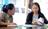 Cô Hoa Anh (bên phải) trình bày sự việc
