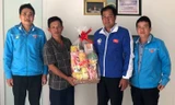 Bí thư tỉnh Đoàn Đắk Lắk Y Nhuân Byă tặng quà gia đình chiến sĩ Gạc Ma Trương Văn Hiền