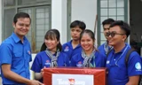 Bí thư Trung ương Đoàn Bùi Quang Huy tặng quà chiến sĩ tình nguyện 