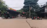 Hai quán nhậu đối diện nhau đều có các công trình lấn chiếm khu vực đất công cộng bị đề nghị cưỡng chế