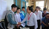 Bộ trưởng Phùng Xuân Nhạ thăm điểm thi tại trường THPT Cư Mgar