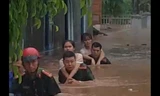 Lực lượng chức năng giúp dân di dời tài sản và người ra khỏi vùng ngập nặng