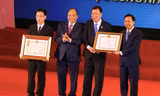 Thủ tướng Nguyễn Xuân Phúc tuyên dương điển hình xấy dựng Nông thôn mới giai đoạn 2011-2020 - Ảnh: Hoàng Long