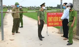 Toàn thôn Hoà Tiến bị kiểm soát nghiêm ngặt, áo dụng chế độ giãn cách xã hội sau khi có người nhiễm COVID-19 - Ảnh: Hoàng Long