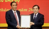 Phó trưởng ban thường trực Ban Tổ chức TƯ trao quyết định chuẩn y của Ban Bí thư TƯ Đảng cho Phó Bí thư Tỉnh uỷ Thái Bình - Ảnh: Hoàng Long