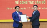 Bí thư Tỉnh uỷ Thái Bình trao quyết định và chúc mừng tân Bí thư Đảng uỷ Khối Doanh nghiệp Thái Bình - Ảnh: Hoàng Long