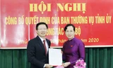 Bí thư Tỉnh uỷ Hà Nam trao quyết định phân công công tác cho tân Trưởng Ban Dân vận Tỉnh uỷ - Ảnh: Hoàng Long 