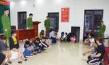 Công an Phủ Lý bắt quả tang 39 thanh niên nam nữ đang "thác loạn" trong nhà nghỉ - Ảnh: Hoàng Long