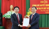 Chủ tịch UBND tỉnh Hà Nam Trương Quốc Huy (trái) trao quyết định cho tân Bí thư Thị uỷ Duy Tiên - Ảnh: Hoàng Long