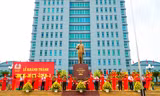 Cắt băng khánh thành tượng đài Chủ tịch Hồ Chí Minh tại Công an tỉnh Nam Định - Ảnh: Hoàng Long