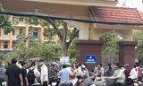 Phụ huynh và học sinh tập trung ở các trường THPT để "đợi" điểm - Ảnh: Hoàng Long