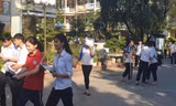 Thí sinh Hà Nam tươi cười rời khỏi phòng thi vì áp lực ít, đề thi dễ - Ảnh: Hoàng Long