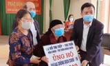 Cụ Đỗ Thị Tiếp trao tặng 3 tấn gạo cho Quỹ phòng chống COVID- 19 - Ảnh: Hoàng Long
