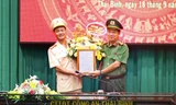 Giám đốc Công an tỉnh Thái Bình trao quyết định bổ nhiệm cho ông Nguyễn Quốc Vương - Ảnh: Hoàng Long