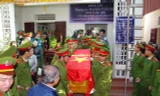 Đồng đội, gia đình trang trọng tổ chức tang lễ cho đại uý Nguyễn Tuấn Minh đã hy sinh khi làm nhiệm vụ. Ảnh: Hoàng Long