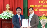 Bí thư Tỉnh uỷ Hà Nam trao quyết định cho tân Bí thư Huyện uỷ Duy Tiên - Ảnh: Hoàng Long