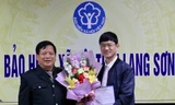 Ông Hoan (bìa phải), nhận quyết định đảm trách phó GĐ Bảo hiểm XH tỉnh Lạng Sơn .Ảnh: Phương Thảo