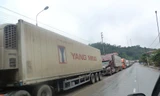 Hàng ách tắc tại cửa khẩu Tân Thanh, xe đỗ tràn ra đường quốc lộ, dài chừng 10 km *ảnh: Duy Chiến 