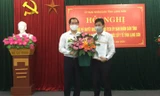 Ông Lý Kim Soi (bìa phải) nhận quyết định và hoa chúc mừng của lãnh đạo tỉnh Lạng Sơn .Ảnh: Duy Chiến