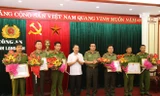 Phó Chủ tịch tỉnh Lạng Sơn (giữa, áo trắng) tặng hoa khen thưởng các đơn vị phá án *ảnh: Huyền Mỹ