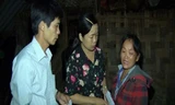 Cấp ủy, chính quyền địa phương động viên, giúp đỡ mẹ của hai cháu bé (ảnh bìa phải) *ảnh: TL 