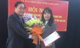 Lãnh đạo tỉnh Lạng Sơn trao quyết định, tặng hoa tân Phó giám đốc sở KH-ĐT tỉnh Lạng Sơn (bìa phải). Ảnh: Duy Chiến