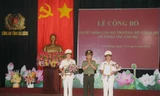 Thừa ủy quyền của Bộ trưởng Bộ Công an, Thiếu tướng Nguyễn Ngọc Toàn, Giám đốc Công an tỉnh Cao Bằng trao quyết định bổ nhiệm cho hai Phó Giám đốc Công an tỉnh. Ảnh: Vũ Tiệp
