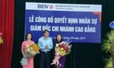 Lãnh đạo tỉnh Cao bằng tặng hoa chúc mừng bà Thùy Anh (bía trái) đảm nhiệm chức vụ GĐ Ngân hàng BIDV Cao Bằng và bà Phương Hồng được nghỉ hưu .Ảnh: PO